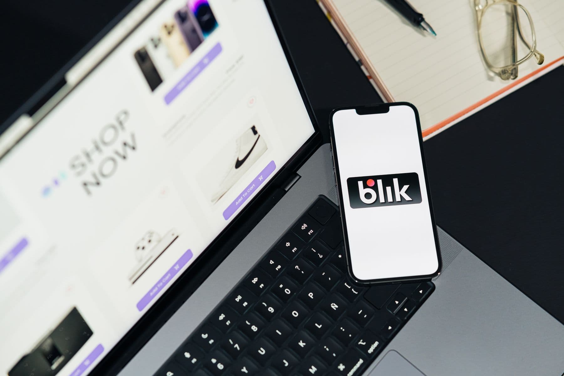 Commerce-Erlebnisse auf Laptop und Smartphone