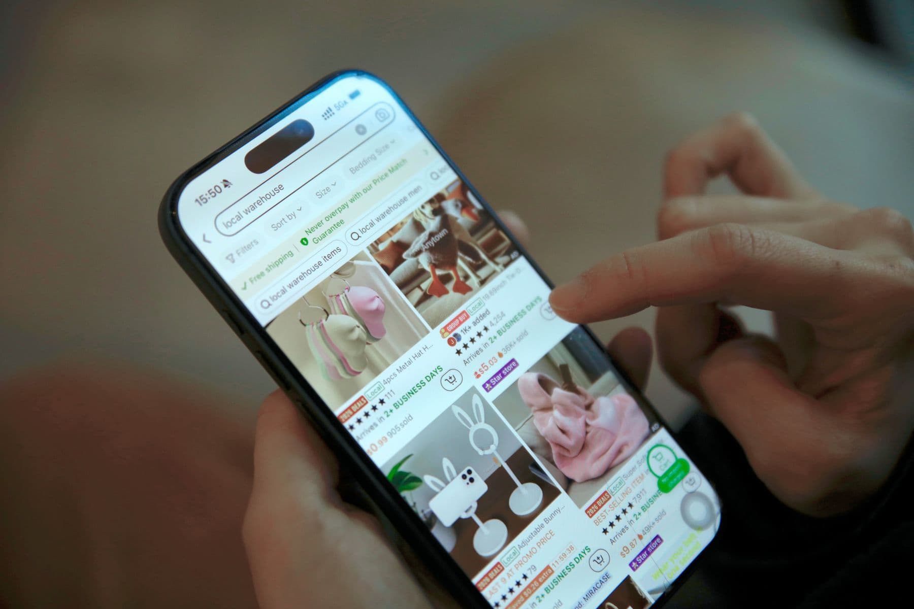 Kunde nutzt eine Commerce-Oberfläche auf dem Smartphone